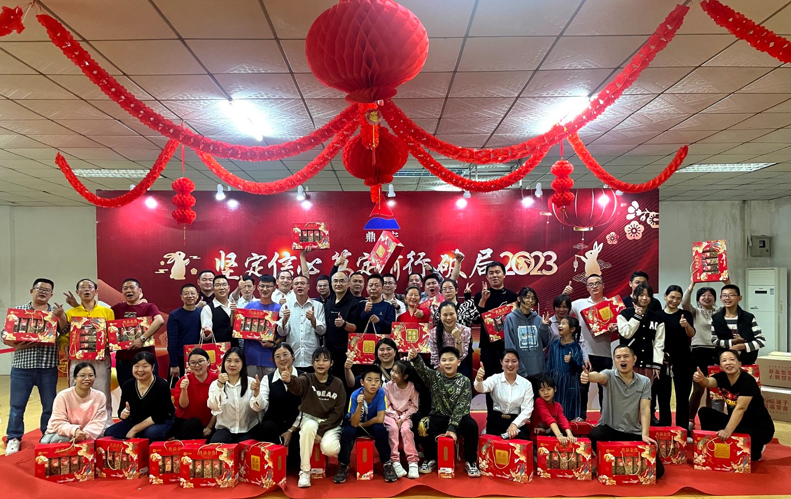 晚會合影-01.jpg 晚會合影-01.jpg